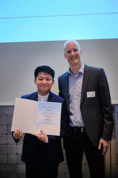 Laudator Prof. Dr. Holger Wrede (re.) überreiche Chongyao Gao den DAAD-Preis 2019 in feierlicher Atmosphäre im Düsseldorfer Industrie-Club. Foto: HSD